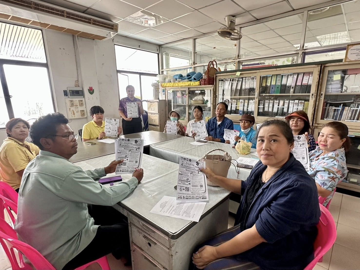 พช.บางบ่อ ขับเคลื่อนการประชาสัมพันธ์เชิญชวนผู้ผลิต ผู้ประกอบการ otop ลงทะเบียนเข้าร่วมโครงการ "คนละครึ่งพลัส"