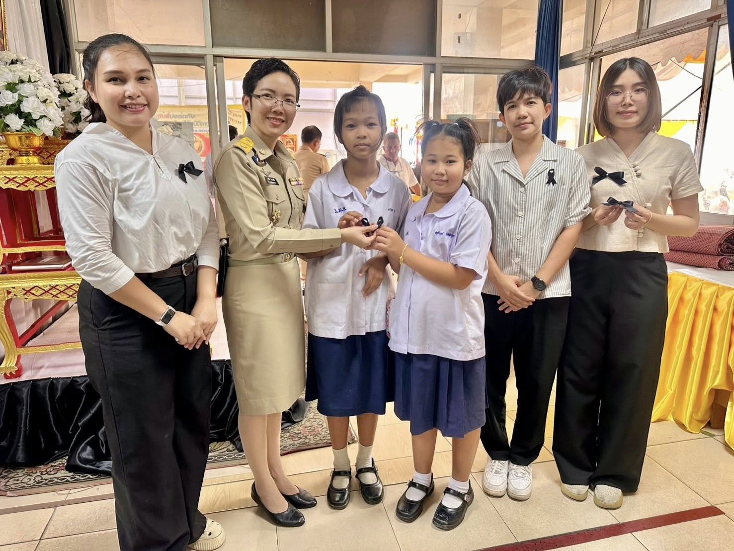 พช.บางบ่อ ร่วมกิจกรรมงานนมัสการหลวงพ่อปาน พร้อม  แจกริบบิ้นไว้อาลัยสมเด็จพระนางเจ้าสิริกิติ์ พระบรมราชินีนาถ พระบรมราชชนนีพันปีหลวง