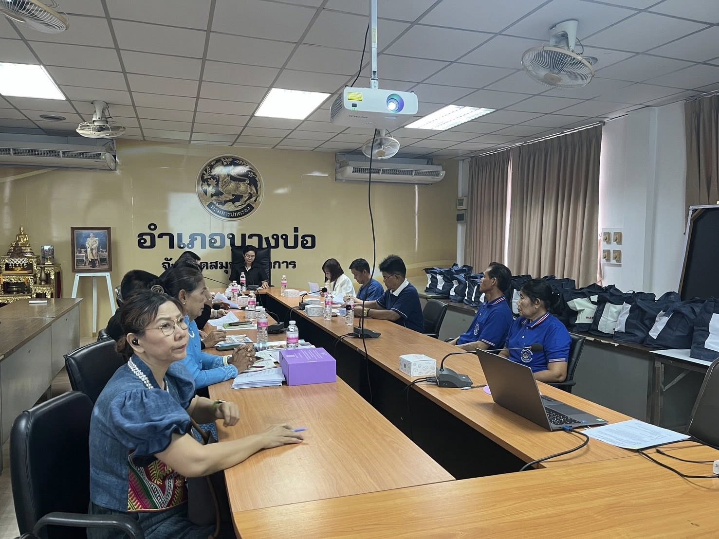 สพอ.บางบ่อ จัดประชุมคณะกรรมการตรวจประเมินเพื่อการรับรองมาตรฐานการพัฒนาชุมชนอำเภอประจำปี 2569