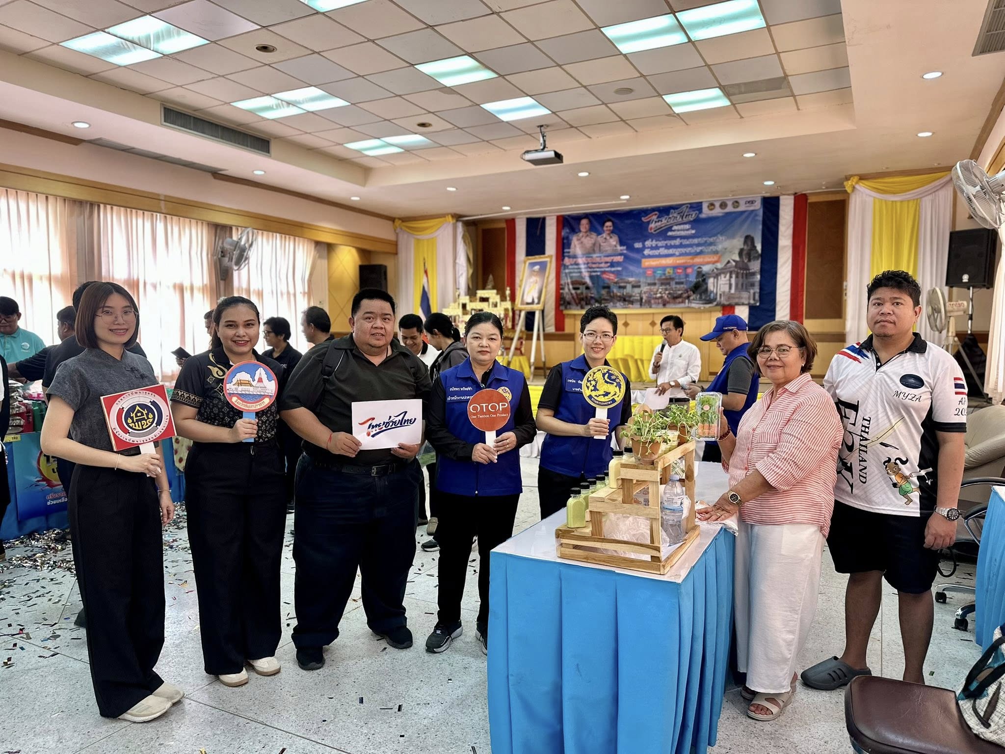  พช.บางบ่อ นำสินค้า OTOP ร่วมโครงการ “ไทยช่วยไทย” กระตุ้นเศรษฐกิจ ลดค่าครองชีพประชาชน
