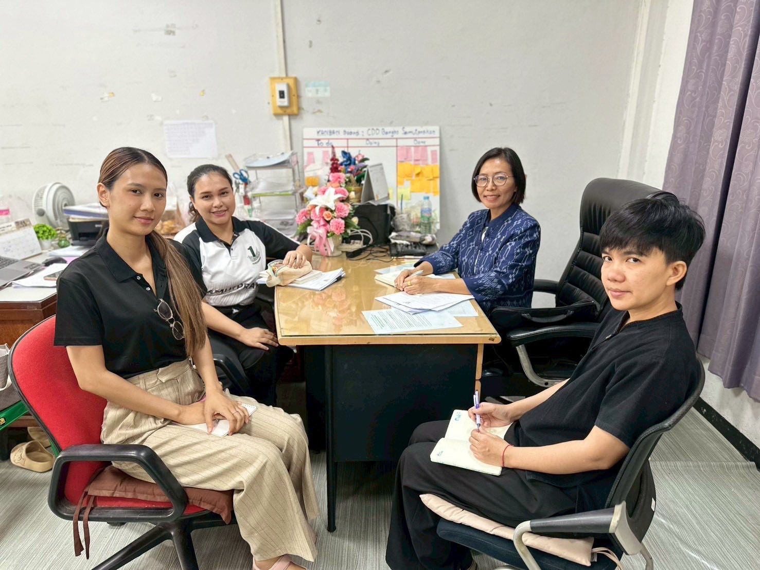สำนักงานพัฒนาชุมชนอำเภอบางบ่อ จัดประชุมเจ้าหน้าที่สำนักงาน 