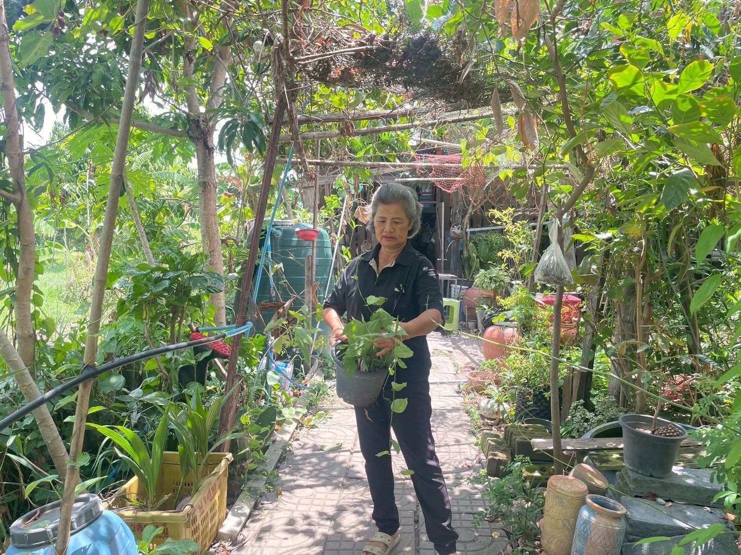 พช. บางบ่อ ลงพื้นที่ติดตาม สนับสนุนการพัฒนาศูนย์เรียนรู้การพัฒนาคุณภาพชีวิตตามหลักทฤษฎีใหม่ประยุกต์สู่ “โคก หนอง นา”