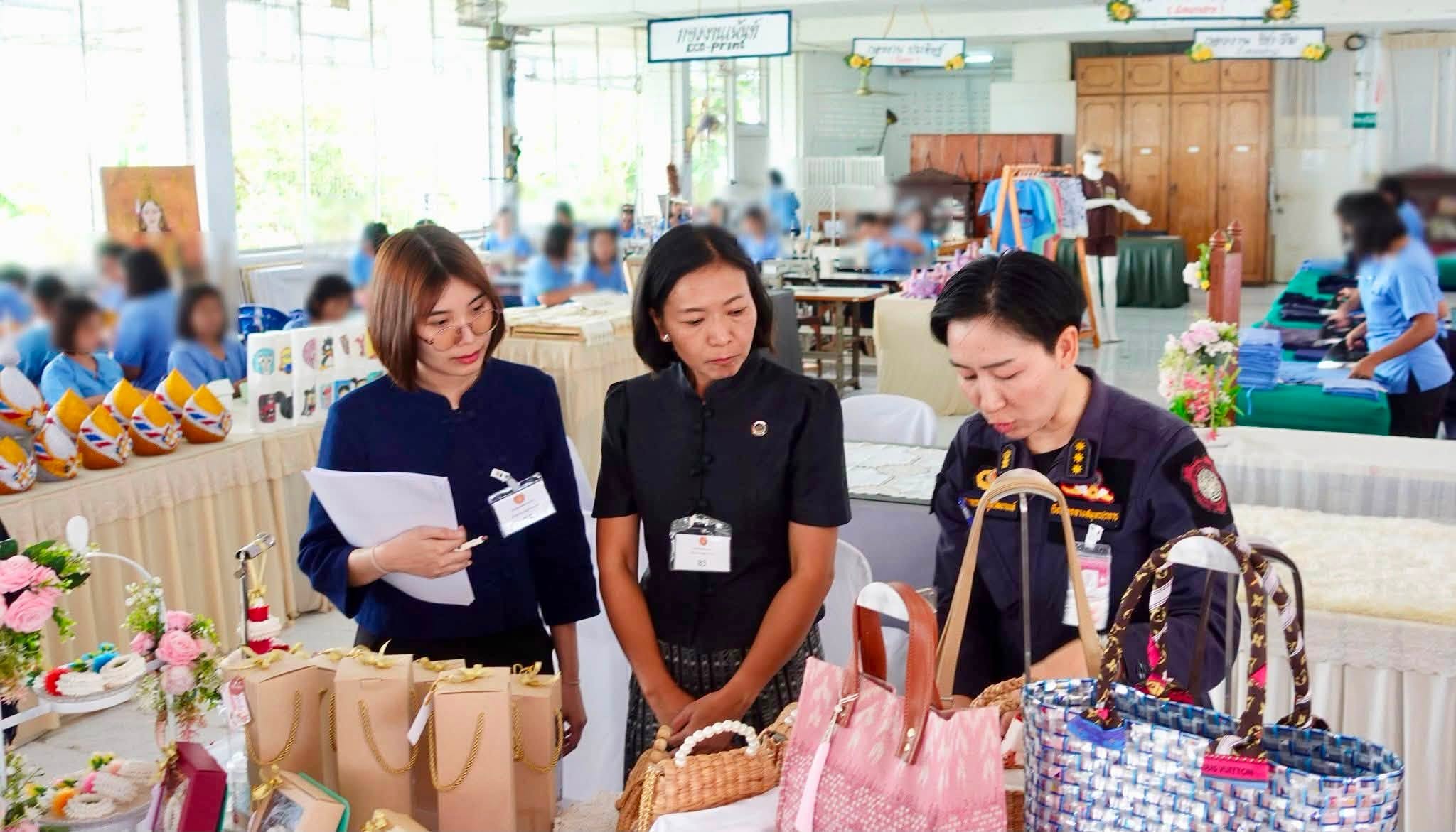 พช.บางบ่อ ให้คำแนะนำการพัฒนาผลิตภัณฑ์ฝึกวิชาชีพฝีมือผู้ต้องขัง เพื่อเข้าสู่การจดทะเบียน OTOP 