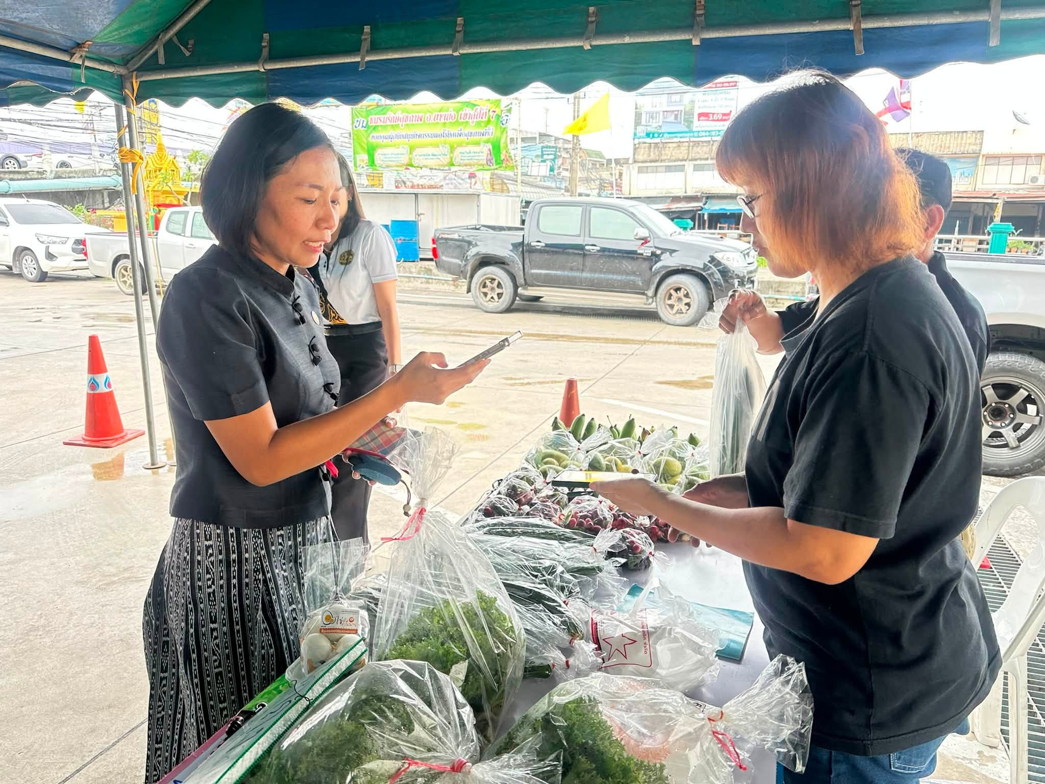  พช.บางบ่อ ร่วมให้กำลังใจผู้ประกอบการโอทอปอำเภอบางบ่อ ผ่านโครงการไทยช่วยไทย ลดภาระค่าครองชีพ”