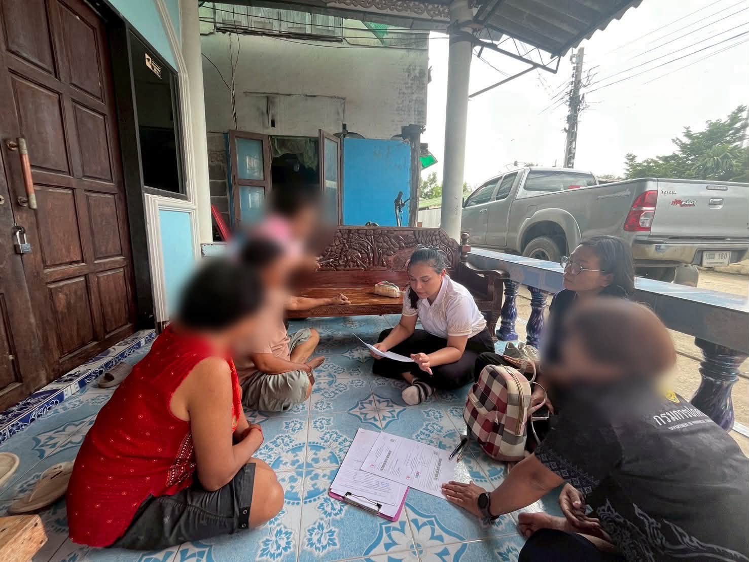 พช.บางบ่อ ติดตามหนี้ค้างชำระกองทุนพัฒนาบทบาทสตรี (เงินทุนหมุนเวียน)